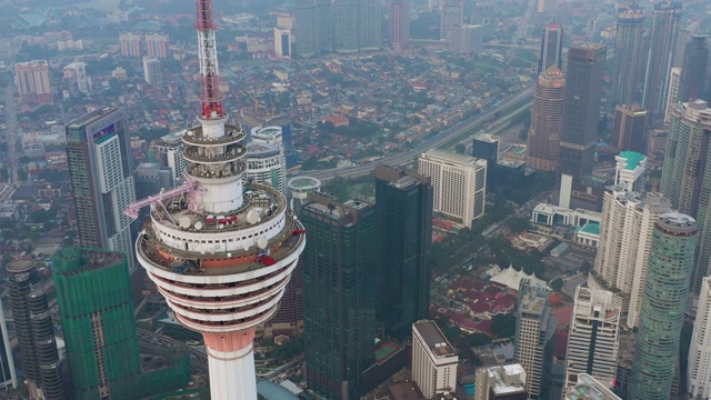 日落时分吉隆坡市景市中心著名的kl塔顶空中全景4k马来西亚视频素材