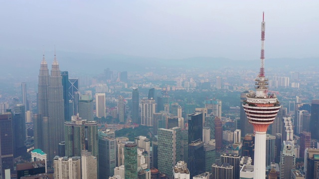 日落时分吉隆坡市景市中心著名的kl塔顶空中全景4k马来西亚视频素材