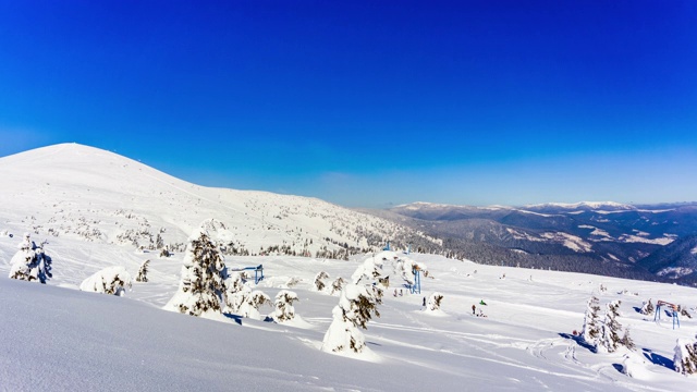 美丽的冬季景观和白雪覆盖的树木。冬天的山。视频素材