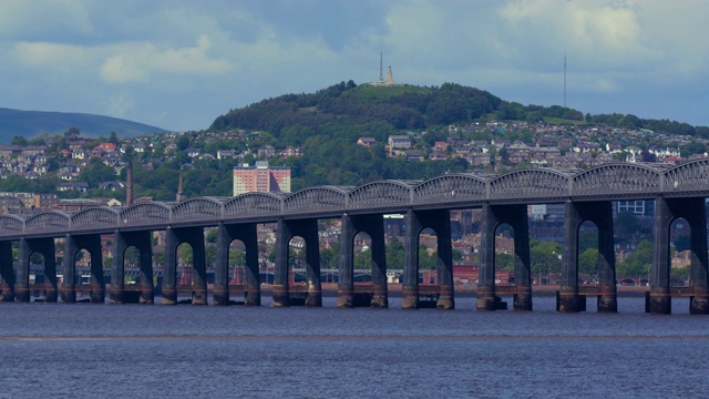 Tay Rail Bridge & Houses，苏格兰邓迪，英国视频素材