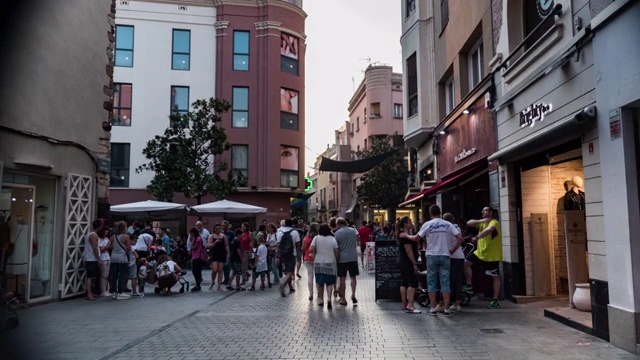 Hyperlapse granollers小镇节日的白色和蓝色视频素材