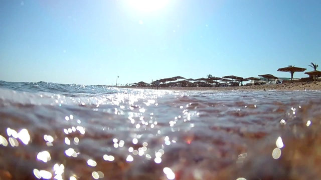 在晴朗的日子里，海浪在沙滩上冲浪，红海，从岸边俯瞰，超宽的圆角。慢动作标准动作。视频下载