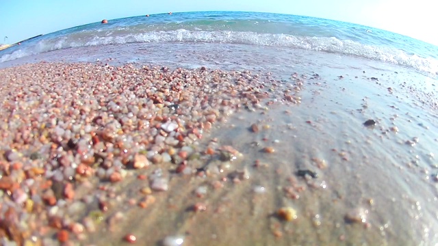 在晴朗的日子里，海浪在沙滩上冲浪，红海，从岸边俯瞰，超宽的圆角。慢动作标准动作。视频下载