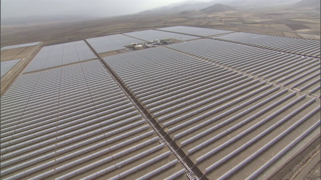 在巨大的太阳能电池板阵列上空架空。视频素材