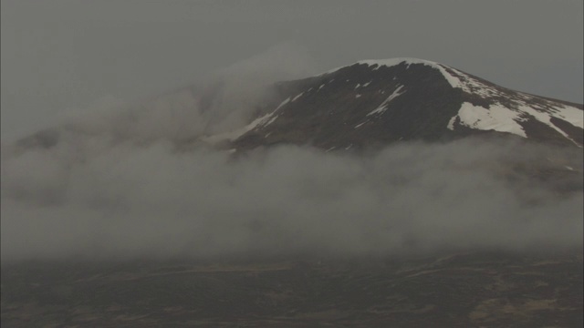 一团云飘过雪峰。视频素材