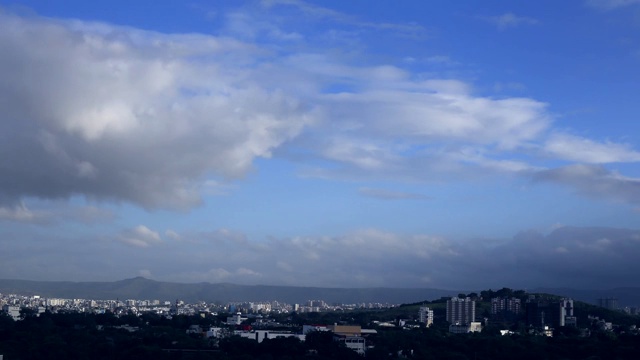 时间推移视频云移动在浦那市与美丽的风景风景。视频下载