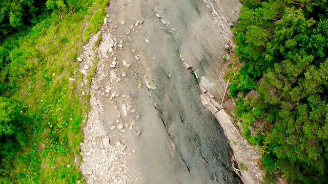 山河在风景如画的群山中视频素材