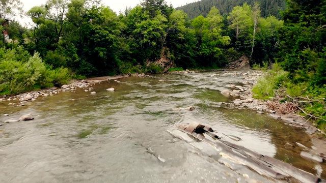 山河在风景如画的群山中视频素材