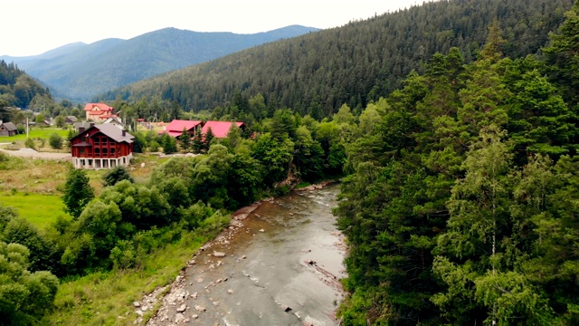 山河在风景如画的群山中视频素材