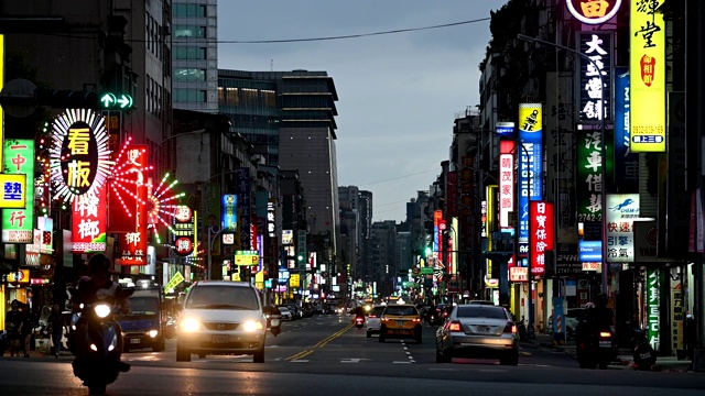 台北，台湾城市景观与交通黄昏视频素材