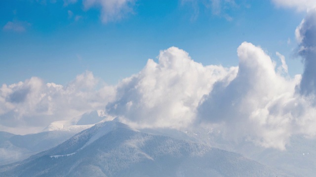 美丽的冬季景观和白雪覆盖的树木。冬天的山。视频素材