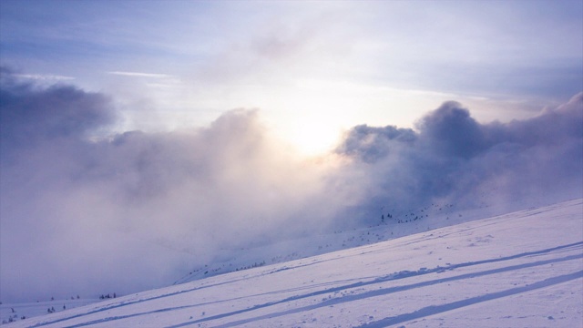 美丽的冬季景观和白雪覆盖的树木。冬天的山。视频素材