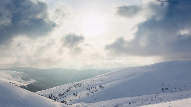 美丽的冬季景观和白雪覆盖的树木。冬天的山。视频素材