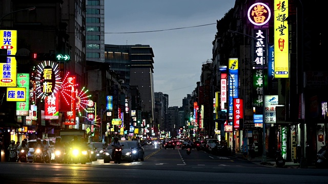 台北，台湾城市景观与交通黄昏视频素材