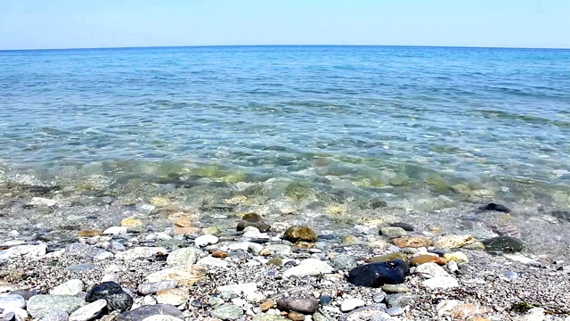 海与岩石海岸和清澈的水视频素材