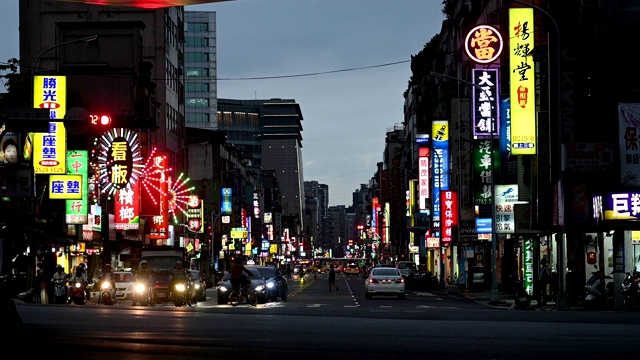 台北，台湾城市景观与交通黄昏视频素材