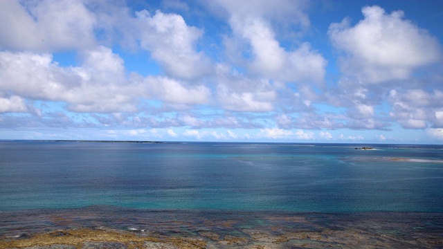 冲绳岛的大海和天空。杭州中能汽轮动力有限公司景观角视频素材