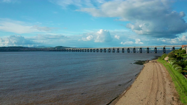 泰铁路桥和海滩，邓迪，苏格兰，英国视频素材