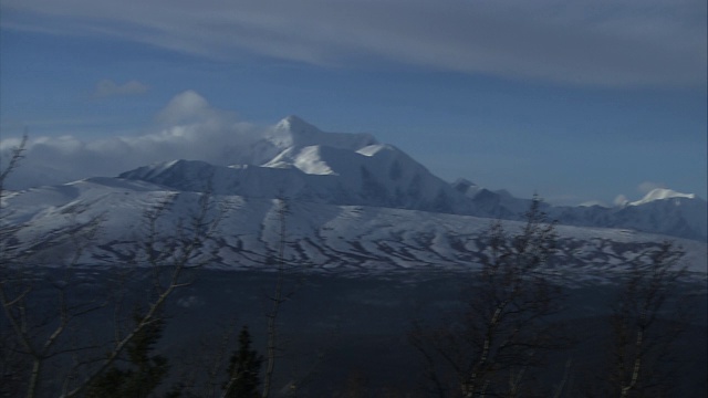 雪和低洼的云层覆盖着阿拉斯加山脉。视频素材