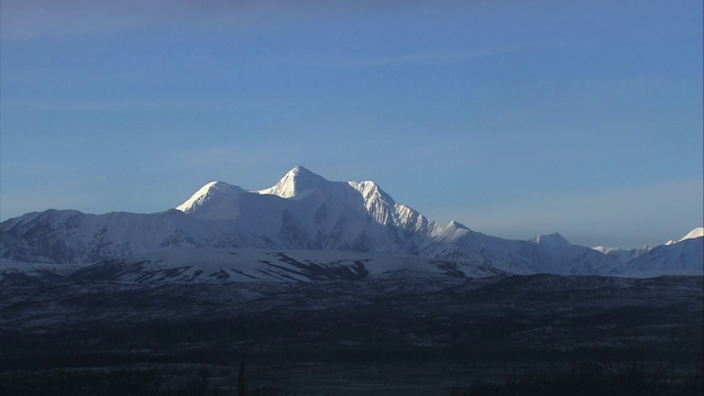 一辆军用坦克经过雪山。视频素材