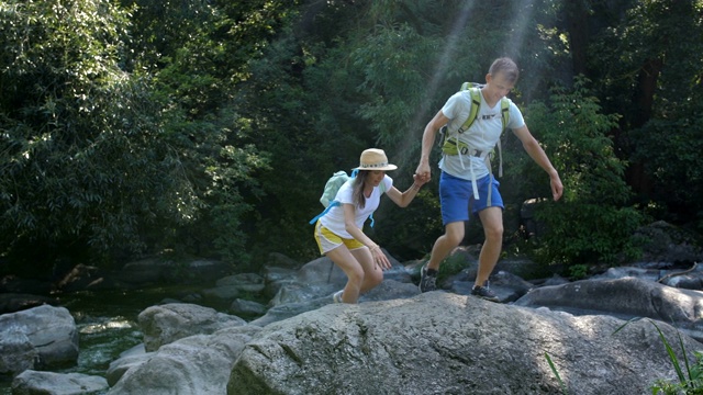 一对愉快的徒步旅行夫妇，享受着美丽的风景视频素材