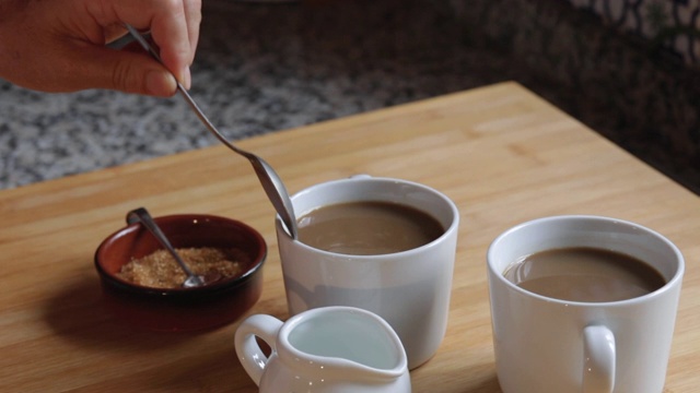 在咖啡杯中加入糖和牛奶视频素材