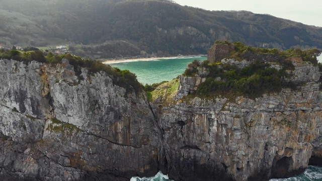 海岸岩石的高角度视图视频素材