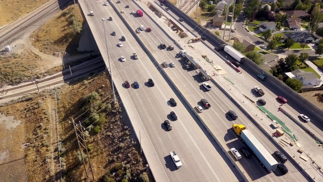 无人机拍摄的盐湖城周边的I-15、I-80通勤交通和道路建设视频素材