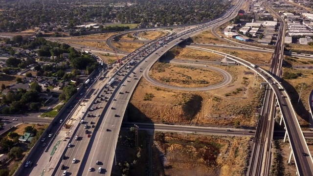 无人机拍摄的盐湖城周边的I-15、I-80通勤交通和道路建设视频素材