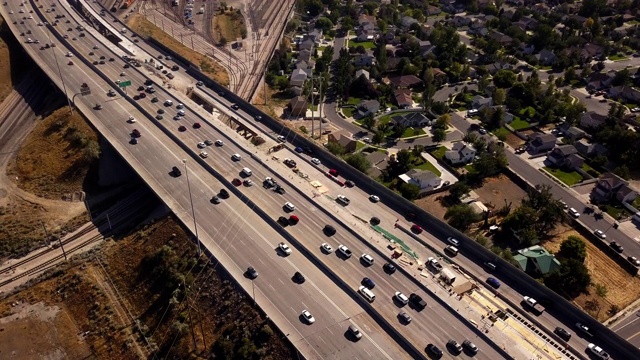 无人机拍摄的盐湖城周边的I-15、I-80通勤交通和道路建设视频素材