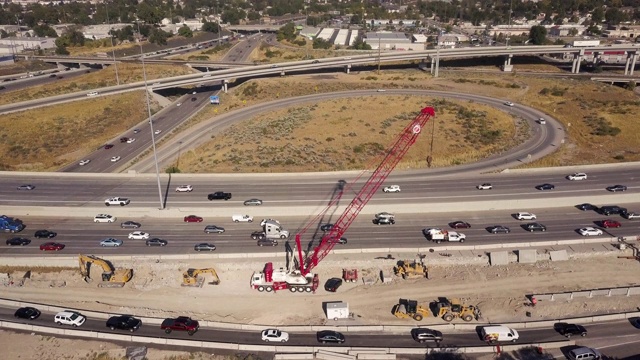 无人机拍摄的盐湖城周边的I-15、I-80通勤交通和道路建设视频素材