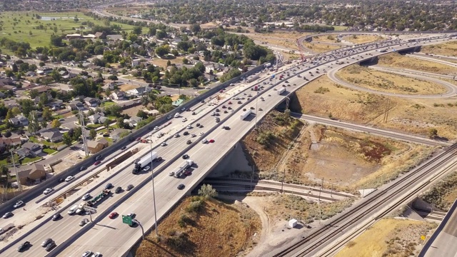 无人机拍摄的盐湖城周边的I-15、I-80通勤交通和道路建设视频素材