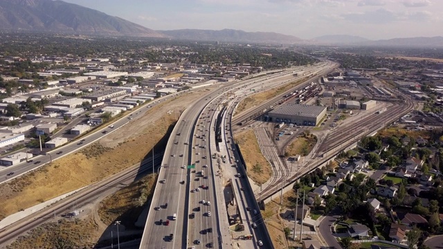 无人机拍摄的盐湖城周边的I-15、I-80通勤交通和道路建设视频素材