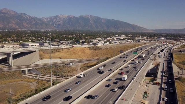 无人机拍摄的盐湖城周边的I-15、I-80通勤交通和道路建设视频素材