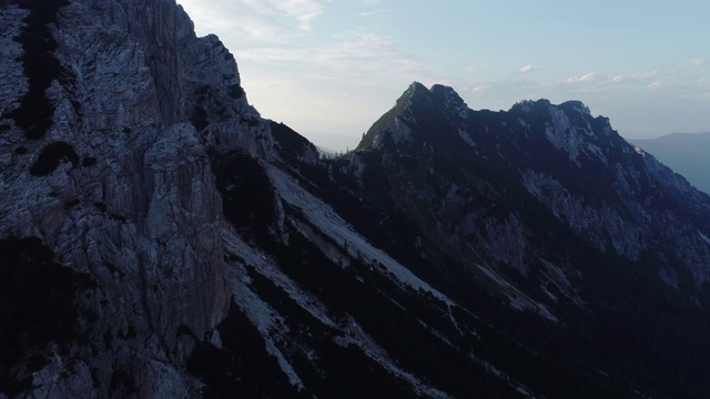 无人机在朱利安阿尔卑斯山顶的观点视频素材