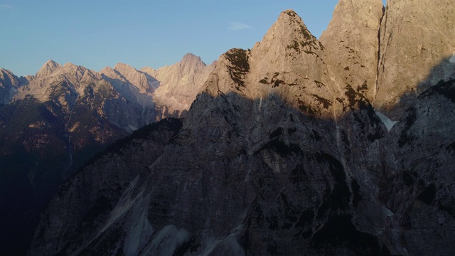 在日落时用阳光照亮山峰视频素材