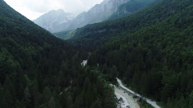 鸟瞰图上的山谷在山区视频素材