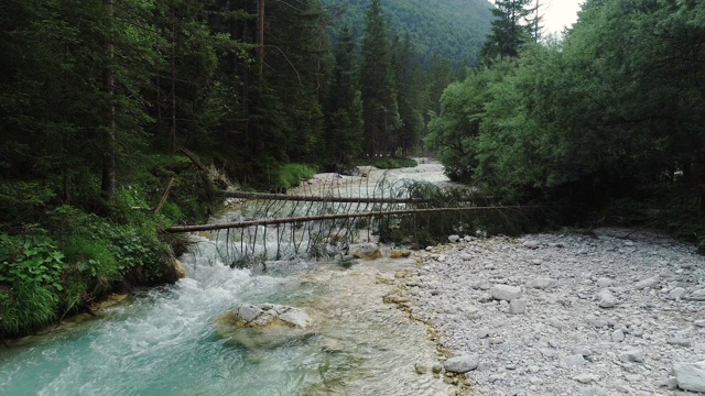 飞越山间河流视频素材