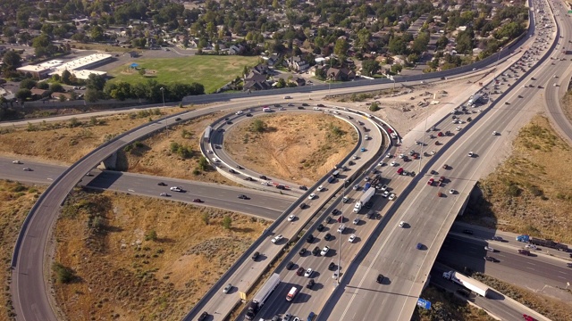 无人机拍摄的盐湖城周边的I-15、I-80通勤交通和道路建设视频素材