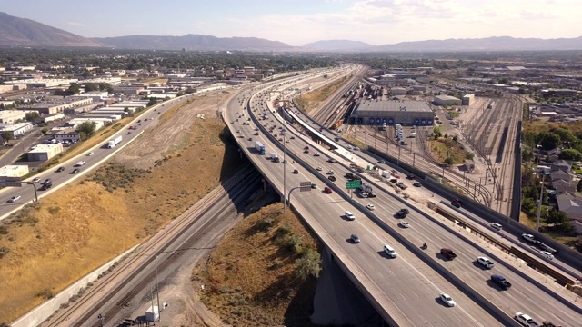 无人机拍摄的盐湖城周边的I-15、I-80通勤交通和道路建设视频素材