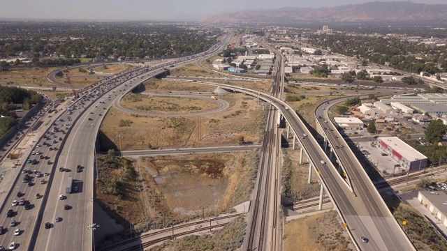 无人机拍摄的盐湖城周边的I-15、I-80通勤交通和道路建设视频素材