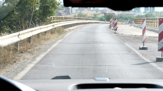 从正在施工的道路上的车里视频素材