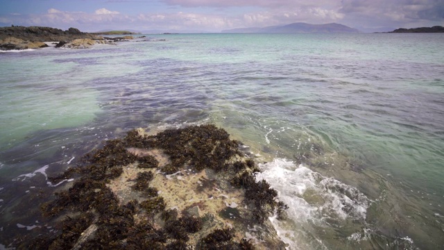 苏格兰爱奥那清澈湛蓝的海水视频素材