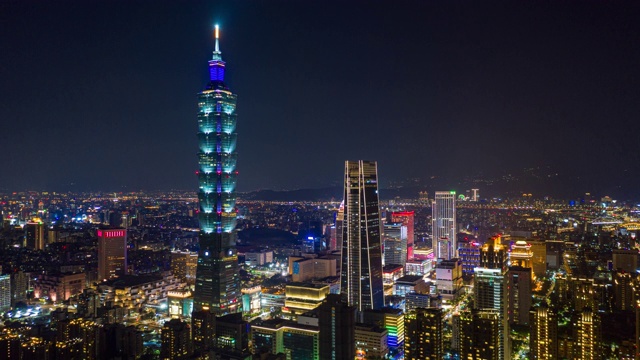 从空中俯瞰台北商务区的夜景视频素材