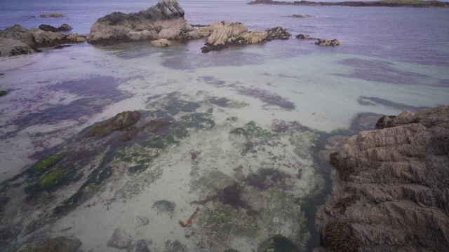 苏格兰爱奥那清澈湛蓝的海水。在一个晴朗的夏日午后。视频素材