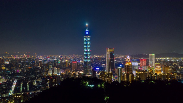 从空中俯瞰台北商务区的夜景视频素材