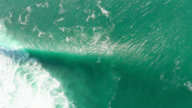 鸟瞰图与冲浪者和桶波在海洋。前视图。冲浪和海浪视频素材