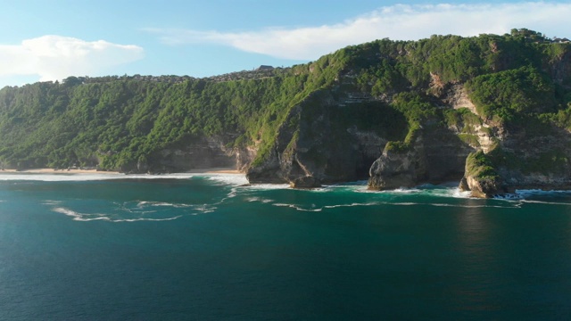 巴厘岛神奇的悬崖，岩石和蓝色的海洋。鸟瞰图视频素材