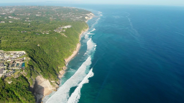 海洋与波浪和海洋成本在巴厘岛，鸟瞰。视频素材