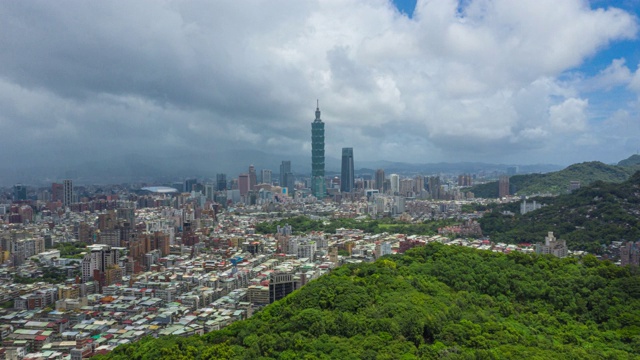 从空中俯瞰台北商务区，台湾视频素材